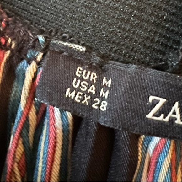 Zara Basic pleated accordion skirt with chain & tassel print on black background - Picture 4 of 5